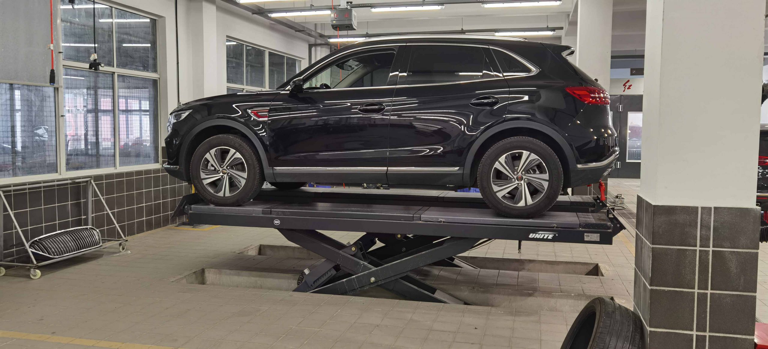5 Signs You Need a Home Garage Car Lift